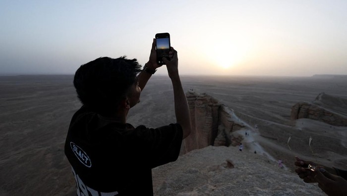 Jebel Fihrayn, yang dikenal dengan julukan “Ujung Dunia”, menjadi salah satu destinasi wisata alam favorit di Arab Saudi berkat panorama gurun dan formasi tebingnya yang memukau. Berlokasi di pinggiran Riyadh, kawasan ini menawarkan pemandangan dramatis hamparan gurun luas dari ketinggian tebing batu yang menjulang. REUTERS/Hamad I Mohammed