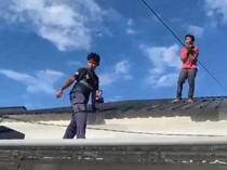 Pemuda Nekat Naik Atap Rumah di Parepare Malah Terjebak, Damkar Evakuasi