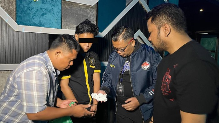 Petugas kepolisian saat menggerebek THM Phantom. (Foto: dok. Polrestabes Medan)