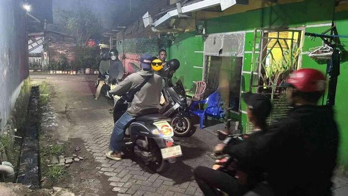 Polisi menangkap pelaku penyerangan terhadap penjual nasi kuning di Makassar.