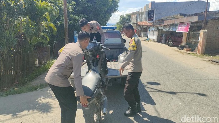 Polisi mengamankan motor korban tabrak lari di Polman.