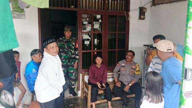 Polisi saat mengecek TKP viral pocong di Depok (dok. Istimewa)