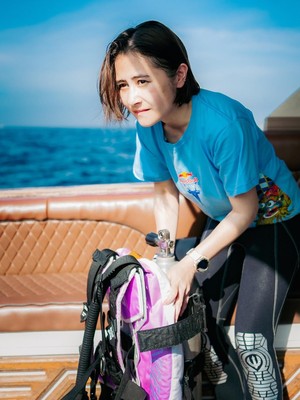 Aksi Prilly Latuconsina Jadi Rescue Diver