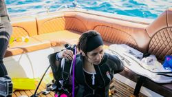 Aksi Prilly Latuconsina Jadi Rescue Diver