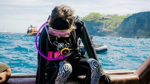 Bukan syuting film, kali ini Prilly Latuconsina sibuk siaga di laut sebagai rescue diver, guys. Foto: Instagram Prilly Latuconsina