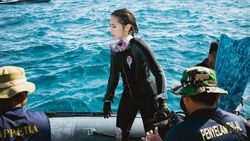 Aksi Prilly Latuconsina Jadi Rescue Diver