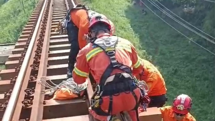 Proses evakuasi pemuda tertabrak kereta di Pasuruan.