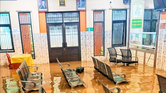 Puskesmas Palabuhanratu kembali terendam banjir akibat luapan Sungai Ciranca setelah hujan deras mengguyur wilayah Kabupaten Sukabumi pada Minggu (24/5/2026) sore.