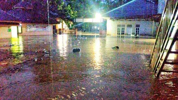 Puskesmas Palabuhanratu kembali terendam banjir akibat luapan Sungai Ciranca setelah hujan deras mengguyur wilayah Kabupaten Sukabumi pada Minggu (24/5/2026) sore.