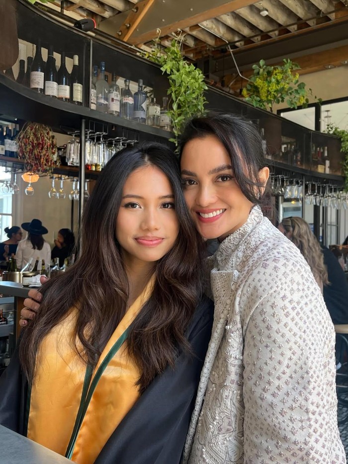 Ririn Ekawati hadiri wisuda Jasmine Abeng.