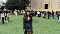 Penampilan Jasmine Abeng menggunakan kebaya berwarna hijau dipadukan dengan kain batik. Foto: Instagram @ririnekawati