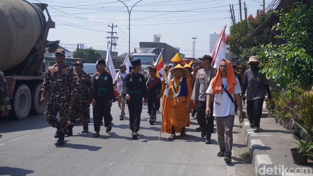Rombongan biksu thudong tiba di Kota Semarang, Minggu (24/5/2026).