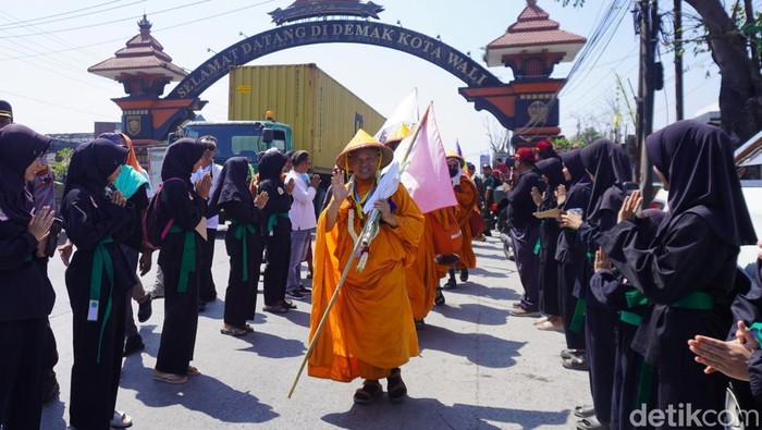 Rombongan biksu thudong tiba di Kota Semarang, Minggu (24/5/2026).