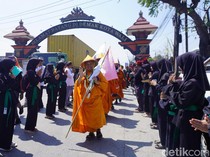 Potret 16 Biksu Thudong Tiba di Semarang