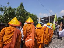 Cerita Biksu Thudong Berjuang Lawan Teriknya Pantura Semarang: Luar Biasa