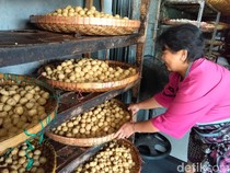 Tahu Bulat di Magelang Menyusut Imbas Harga Kedelai-Minyak Naik