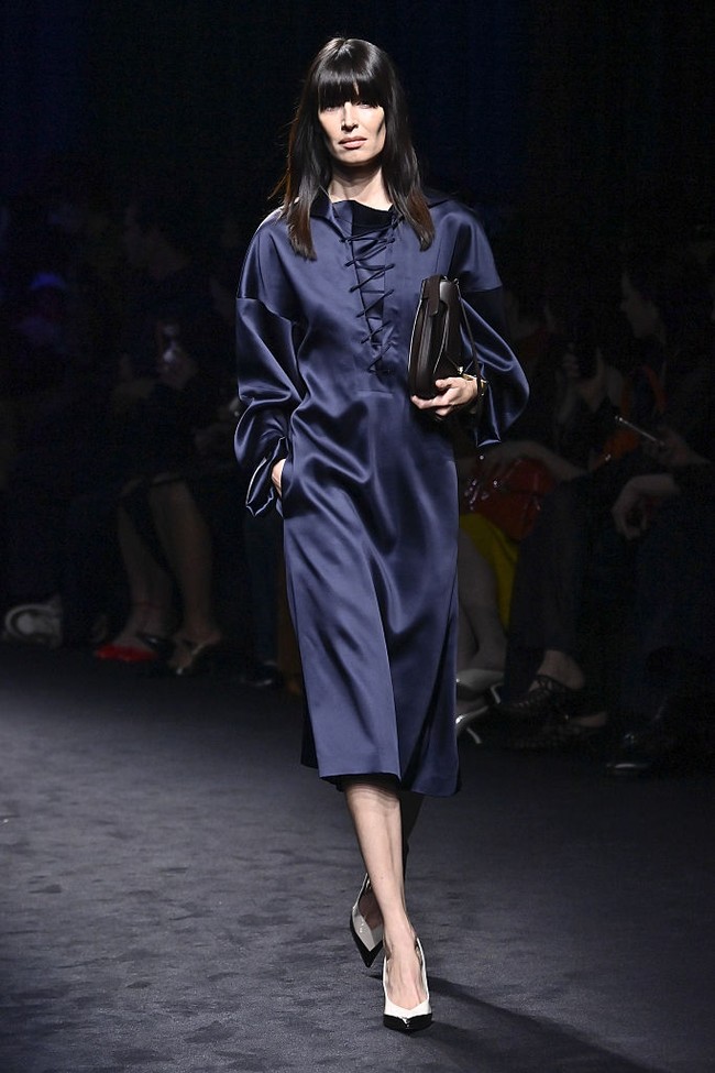 Melalui koleksi ini, Ferragamo sekali lagi menegaskan kemampuannya merangkul masa lalu tanpa kehilangan relevansi di masa kini, menghadirkan fashion yang bukan hanya estetis, tetapi juga sarat cerita. (Foto: Victor VIRGILE/Gamma-Rapho via Getty Images)