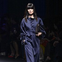 Melalui koleksi ini, Ferragamo sekali lagi menegaskan kemampuannya merangkul masa lalu tanpa kehilangan relevansi di masa kini, menghadirkan fashion yang bukan hanya estetis, tetapi juga sarat cerita. (Foto: Victor VIRGILE/Gamma-Rapho via Getty Images)