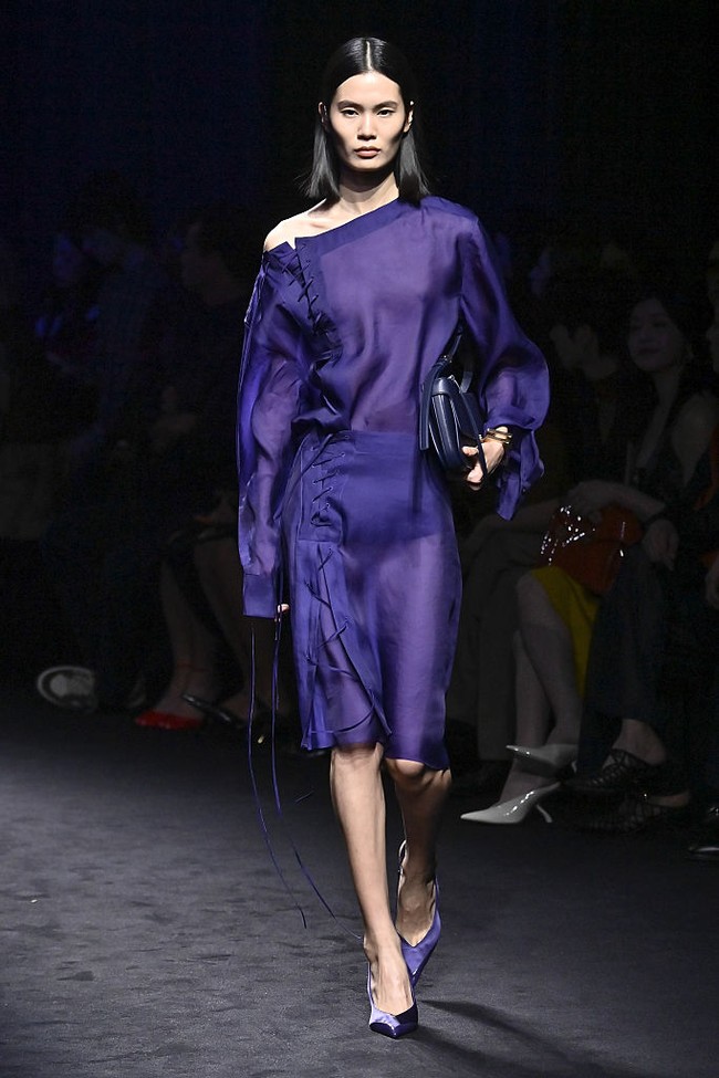 Footwear juga memegang peran penting dalam narasi musim ini. Siluet pointed stiletto terbaru dan slingback dengan potongan deep-vamp, terinspirasi dari arsip desain tahun 1954 sehingga menjadi reinterpretasi elegan dari warisan brand. (Foto: Victor VIRGILE/Gamma-Rapho via Getty Images)