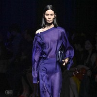 Footwear juga memegang peran penting dalam narasi musim ini. Siluet pointed stiletto terbaru dan slingback dengan potongan deep-vamp, terinspirasi dari arsip desain tahun 1954 sehingga menjadi reinterpretasi elegan dari warisan brand. (Foto: Victor VIRGILE/Gamma-Rapho via Getty Images)