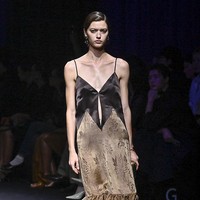 Detail kontras dan embellishment menyerupai perhiasan memberikan sentuhan glamor yang subtil. Tak ketinggalan, teknik inovatif “shell sole” dari era 1950-an kembali diangkat. Sol yang membungkus kaki ini diterjemahkan dalam sandal hybrid dengan garis lengkung yang sculptural, menciptakan harmoni antara tradisi dan inovasi. (Foto: Victor VIRGILE/Gamma-Rapho via Getty Images)