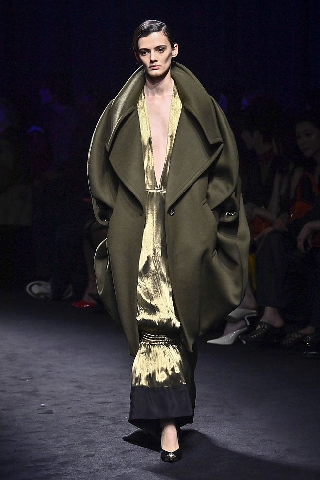 Elemen ini tak hanya merefleksikan perjalanan hidup Salvatore Ferragamo dari Italia ke Amerika, tetapi juga latar belakang keluarga Davis yang melintasi Trinidad, Jamaika, hingga Manchester. (Foto: Victor VIRGILE/Gamma-Rapho via Getty Images)