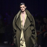 Elemen ini tak hanya merefleksikan perjalanan hidup Salvatore Ferragamo dari Italia ke Amerika, tetapi juga latar belakang keluarga Davis yang melintasi Trinidad, Jamaika, hingga Manchester. (Foto: Victor VIRGILE/Gamma-Rapho via Getty Images)