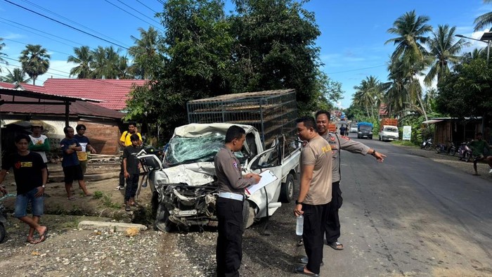 Satlantas Polres Bone saat melakukan oleh TKP kecelakaan beruntun di Bone.
