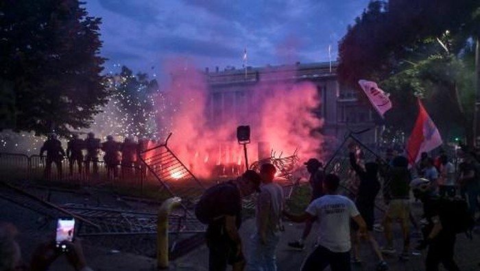 Demonstrasi pecah di Serbia (Photo by OLIVER BUNIC / AFP)