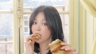 7 Foto 'Dibuang Sayang' Song Hye Kyo di Pemotretan, Pose Playful & Ekspresif
