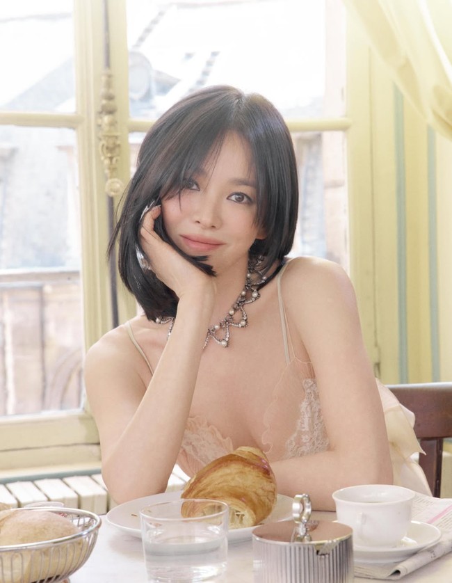 Song Hye Kyo tampil di sampul majalah dan halaman editorial Vogue China dengan gaya anggun dan elegan. Foto: Dok. Vogue China