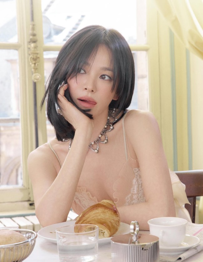 Wanita 44 tahun ini menampilkan sisi lain dirinya yang lebih santai, ceria dan ekspresif. Foto: Dok. Vogue China