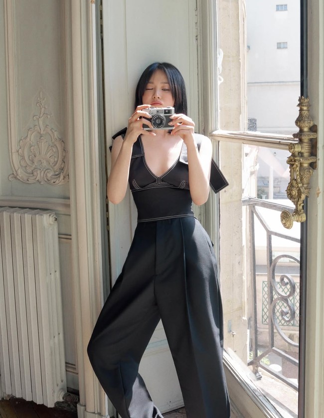 Tak selalu memasang pose ‘serius’, bintang serial ‘The Glory’ ini juga menampilkan gaya playful. Foto: Dok. Vogue China