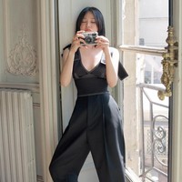 Tak selalu memasang pose ‘serius’, bintang serial ‘The Glory’ ini juga menampilkan gaya playful. Foto: Dok. Vogue China