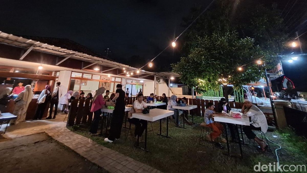 wk77 Viral Nasi Bejek di Mataram, Warga Rela Antre Sebelum Lapak Buka