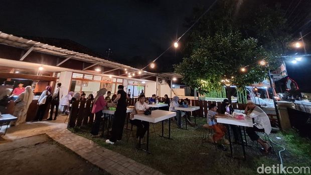 Suasana di warung nasi bejek di Jalan Panji Tilar Negara, Kekalik Jaya, Ampenan, Kota Mataram, Minggu (24/5/2026)