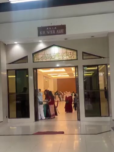 Suasana pernikahan sepi di Islamic Center Bekasi setelah pengantin ditipu WO. Acara tak sesuai rencana tanpa dekorasi dan katering akibat pihak vendor kabur.