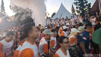 Suasana start Jogja Run D-City 2026. Peserta start dari Gelanggang Inovasi dan Kreativitas (GIK) Universitas Gadjah Mada (UGM) pukul 05.30 untuk kategori 10K dan pukul 05.45 untuk kategori 5K.