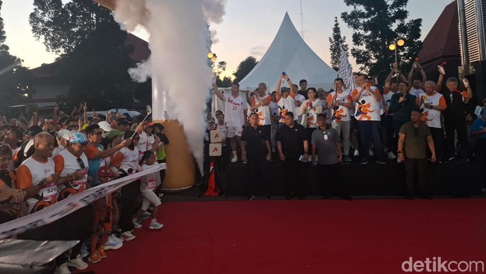 Suasana start Jogja Run D-City 2026 kelas 5K di Gelanggang Inovasi dan Kreatif (GIK) UGM, Minggu (24/5/2026) pagi.