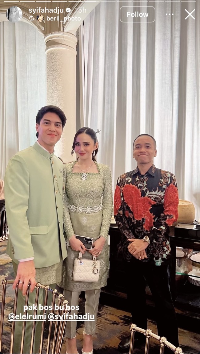 Untuk look kedua, Syifa dan El mengenakan seragam bridesmaid dan groomsman berwarna hijau sage. Pasutri baru itu tampil kompak dan serasi. Foto: Instagram/@syifahadju