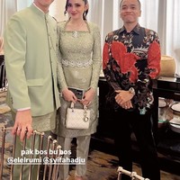 Untuk look kedua, Syifa dan El mengenakan seragam bridesmaid dan groomsman berwarna hijau sage. Pasutri baru itu tampil kompak dan serasi. Foto: Instagram/@syifahadju
