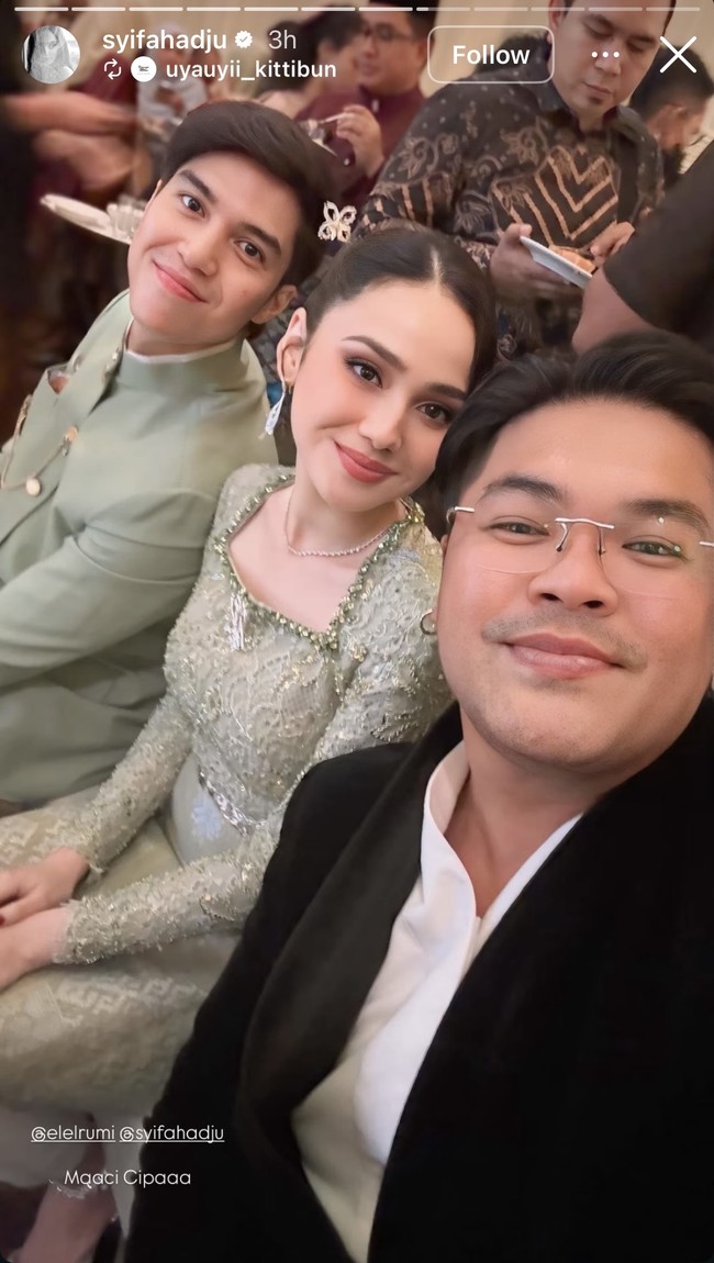 Syifa mengenakan kebaya sage green dengan detail brokat dan embroidery. Potongan kebaya dibuat modern dengan detail neckline berbentuk square neck yang memberi kesan jenjang pada area leher dan bahu.  Foto: Instagram/@syifahadju