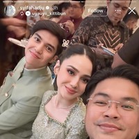 Syifa mengenakan kebaya sage green dengan detail brokat dan embroidery. Potongan kebaya dibuat modern dengan detail neckline berbentuk square neck yang memberi kesan jenjang pada area leher dan bahu.  Foto: Instagram/@syifahadju