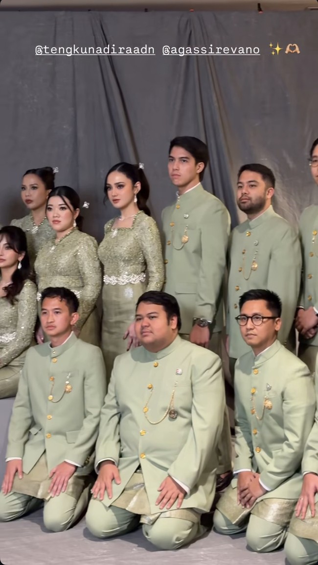 Setelah resmi menjadi pasangan suami-istri, tampaknya ini adalah kali pertama El dan Syifa kembali tampil menjadi groomsmen dan bridesmaid di pernikahan sahabat. Tak heran jika penampilan keduanya pun langsung curi atensi. Foto: Instagram/@syifahadju