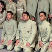 Setelah resmi menjadi pasangan suami-istri, tampaknya ini adalah kali pertama El dan Syifa kembali tampil menjadi groomsmen dan bridesmaid di pernikahan sahabat. Tak heran jika penampilan keduanya pun langsung curi atensi. Foto: Instagram/@syifahadju