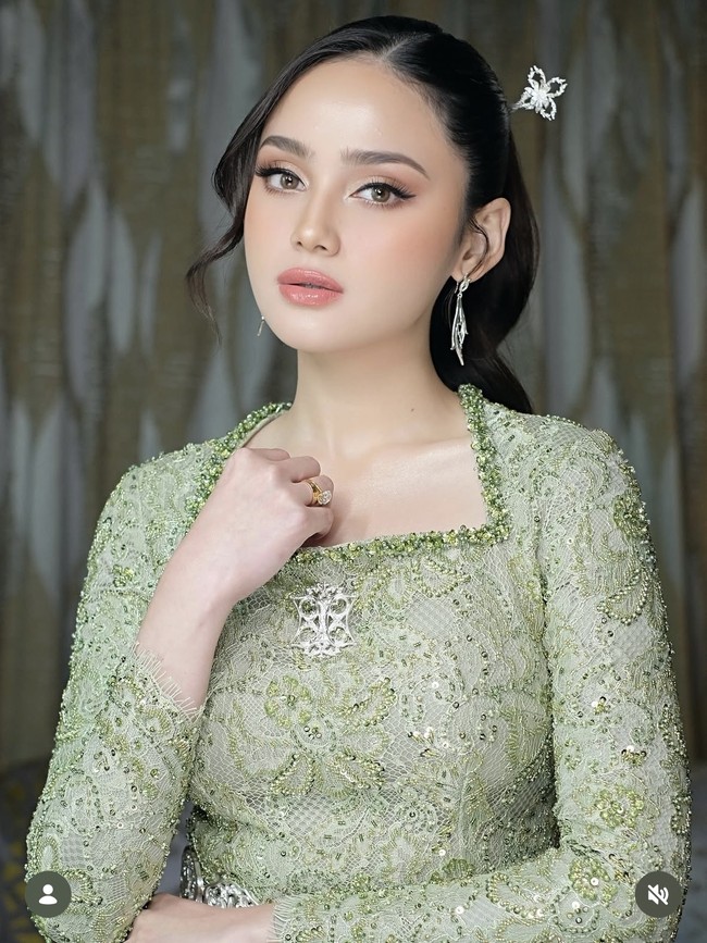 Penampilan Syifa makin memukau dengan riasan hasil tangan MUA Rozana Julani. Riasannya mengusung gaya soft glam dengan complexion glowing, blush peach, eyeliner tipis, serta lip glossy nude yang membuat look-nya terlihat fresh dan classy. Foto: Instagram/@syifahadju