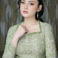 Penampilan Syifa makin memukau dengan riasan hasil tangan MUA Rozana Julani. Riasannya mengusung gaya soft glam dengan complexion glowing, blush peach, eyeliner tipis, serta lip glossy nude yang membuat look-nya terlihat fresh dan classy. Foto: Instagram/@syifahadju