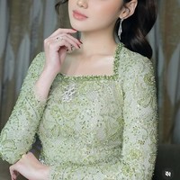 Ia melengkapi penampilan dengan anting silver yang menggantung di kedua telinga. Sementara rambutnya tampak diikat ponytail dengan tambahan aksesori hairpiece kecil bernuansa silver yang mempermanis tampilan. Foto: Instagram/@syifahadju