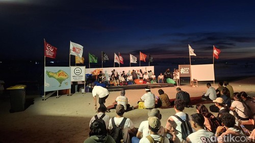 Acara Talk Show Malu Dong x Aliansi BEM se-Bali Dewata Dwipa Bali Darurat Sampah di Pantai Kelan, Kuta, Badung pada Sabtu (23/5/2026) malam. (Fabiola Dianira)
