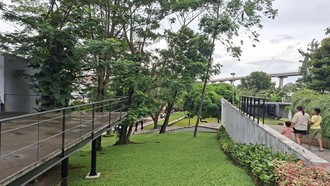 Taman Apung Jadi Oase Hijau Warga Jakarta Timur untuk Bersantai